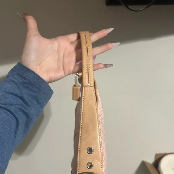 COACH Hobo Mini Signature One-Shoulder Bag Pink Leather Canvas
6351 - Picture 8 of 9